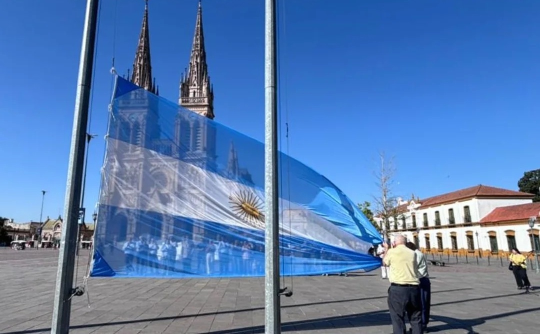 Imagen de El HCD declaró Patrimonio Cultural al Floreo a la Bandera Nacional y al acto de Izamiento del Pabellón Nacional