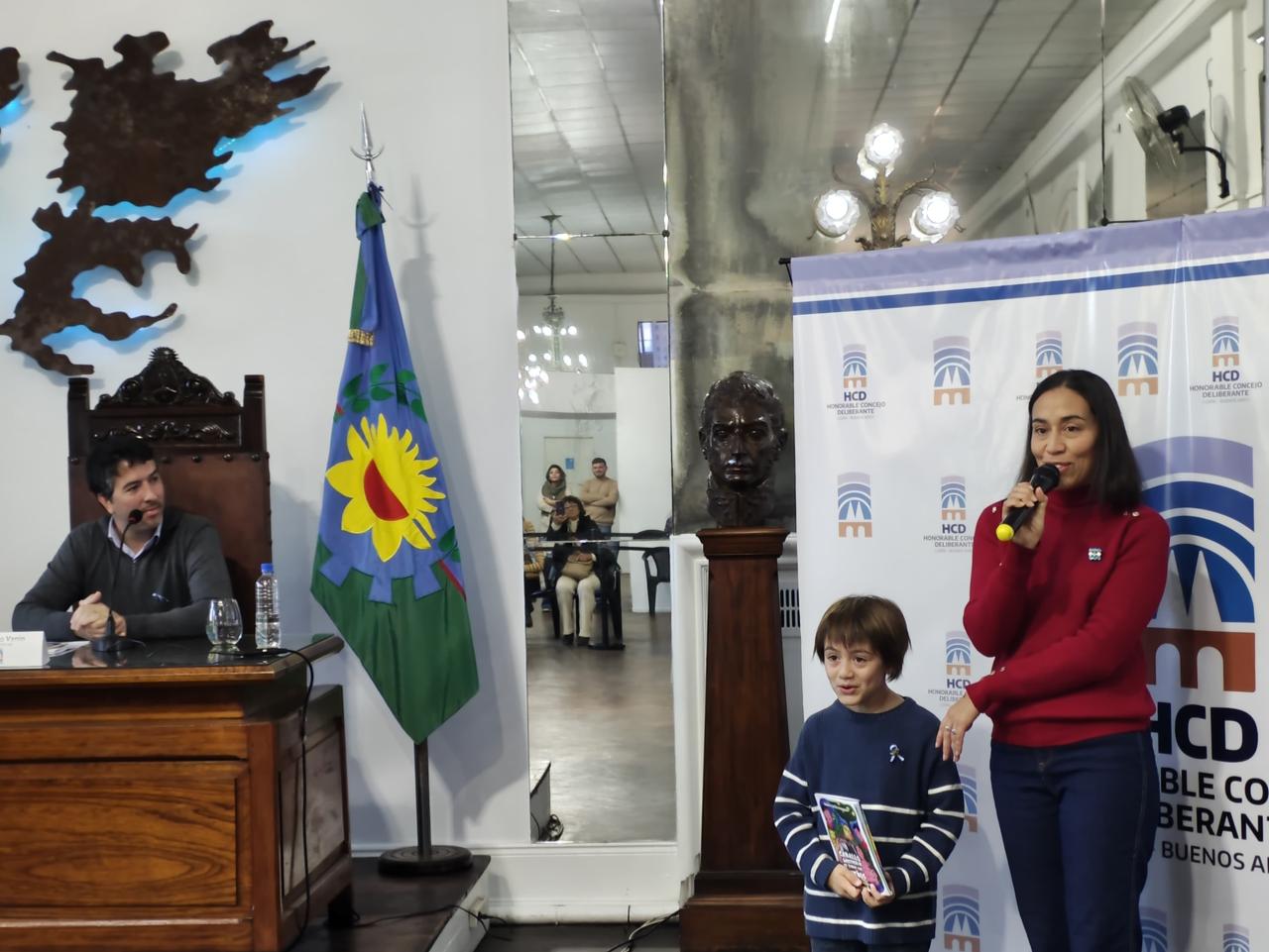 Imagen principal de El Honorable Concejo Deliberante declaró de Interés Cultural un libro infantil creado por un niño lujanense de 7 años