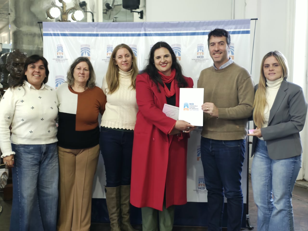 Imagen principal de El HCD declaró de Interés Municipal el libro “El cáncer no es mala palabra. Una historia en primera persona”